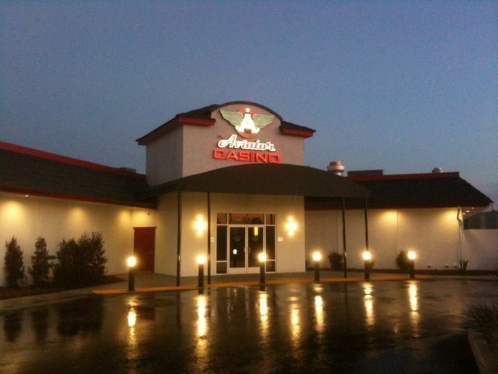 Screenshot des Aviator Spielinterfaces mit fliegendem Flugzeug und Multiplikator-Anzeige